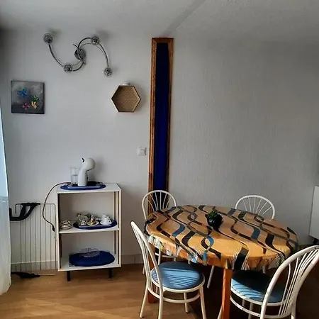 Large For 4 People, Free Private Parking Apartment