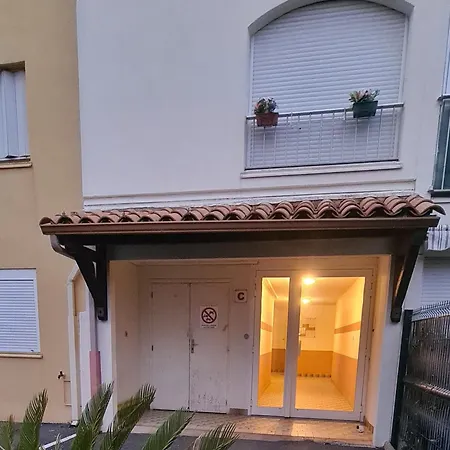 Large For 4 People, Free Private Parking Apartment
