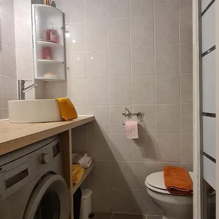Large For 4 People, Free Private Parking Apartment *